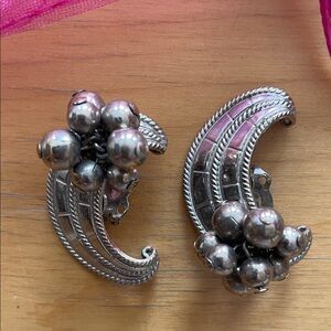 Vintage Karu Arke clip-on earrings in EUC